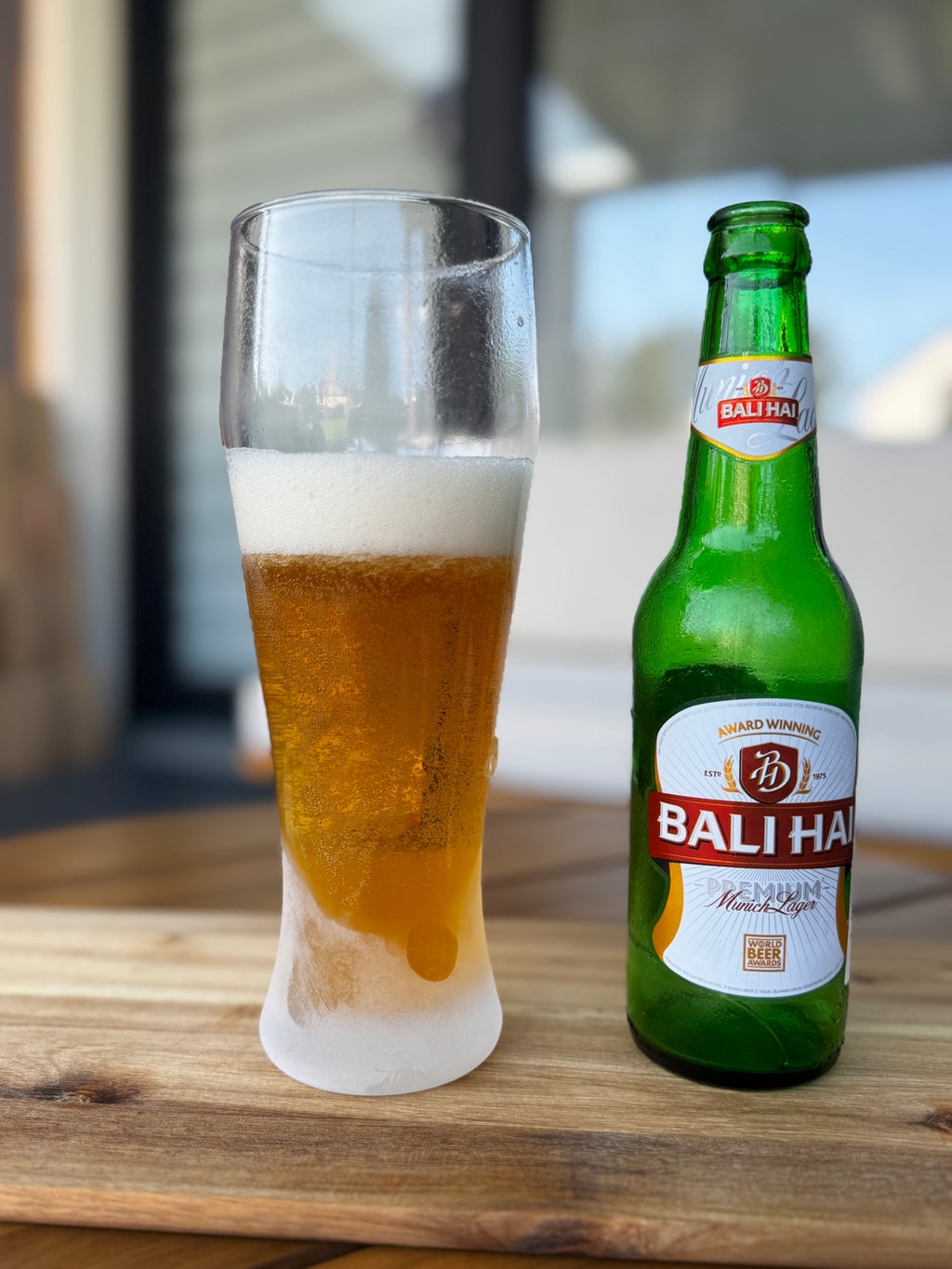 Bali Hai Premium Munich Lager Bier von Vanka Kawat in einem klassischen Bierglas, schaumig und golden im Bild.