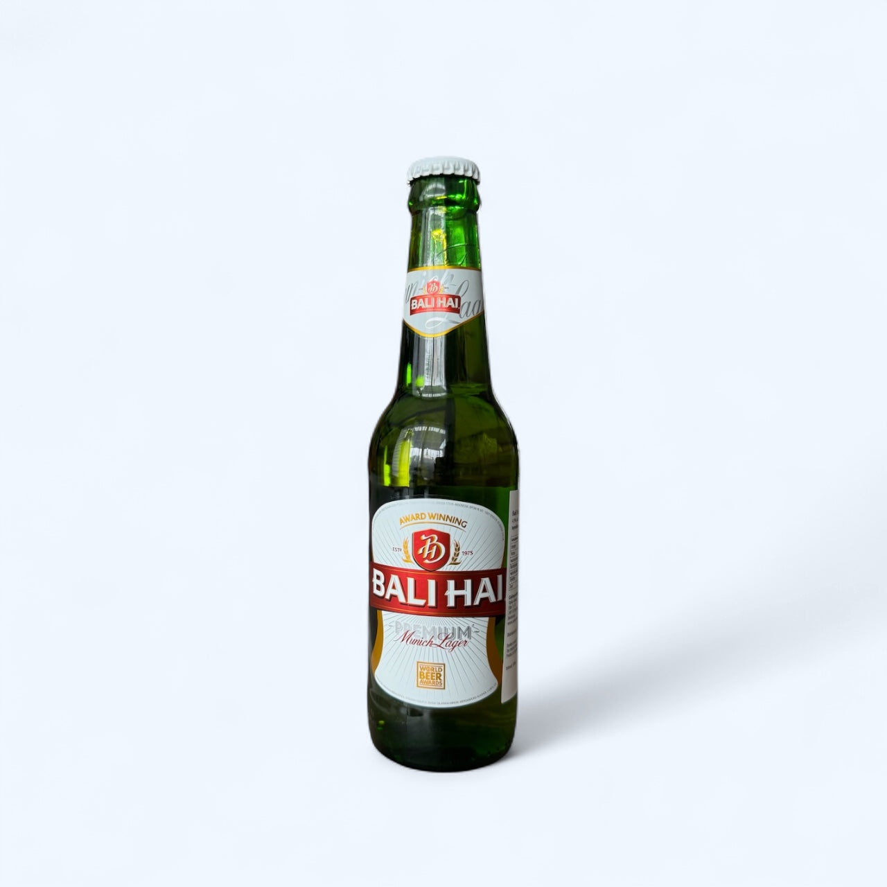 Bali Hai Premium Munich Lager von Vanka Kawat in einem Bierglas, goldgelb und schäumend, vor einem dunklen Hintergrund.