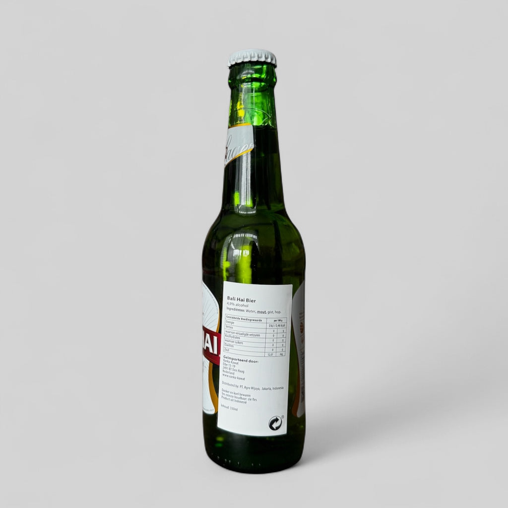 Bali Hai Premium Munich Lager von Vanka Kawat, Indonesisches Bier in braunem Flaschen mit Etikett, kühl serviert in einem Glas