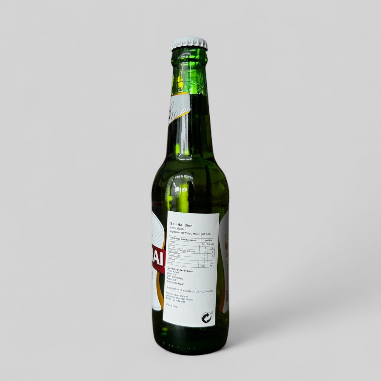 Bali Hai Premium Munich Lager von Vanka Kawat, Indonesisches Bier in braunem Flaschen mit Etikett, kühl serviert in einem Glas