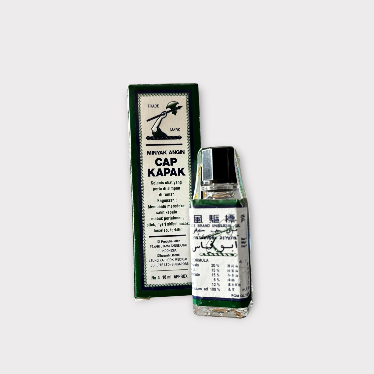 Massageöl Cap Kapak von Amboina B.V, Nahaufnahme der Flasche mit Etikett und Massageöl-Textur in der Hand.