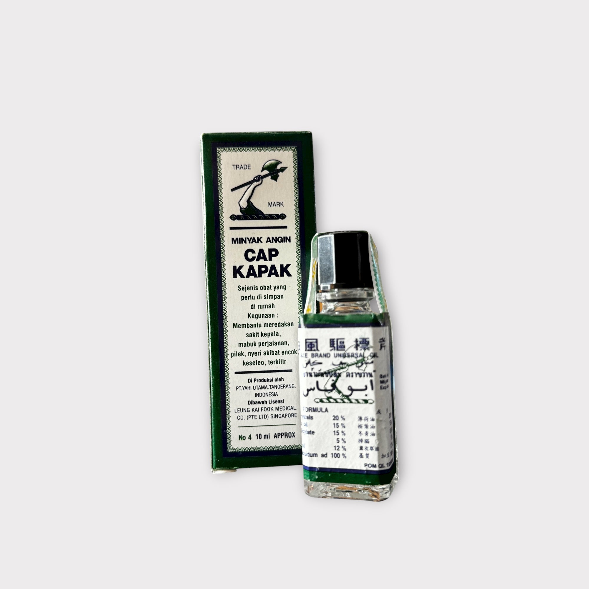 Massageöl Cap Kapak von Amboina B.V, Nahaufnahme der Flasche mit Etikett und Massageöl-Textur in der Hand.