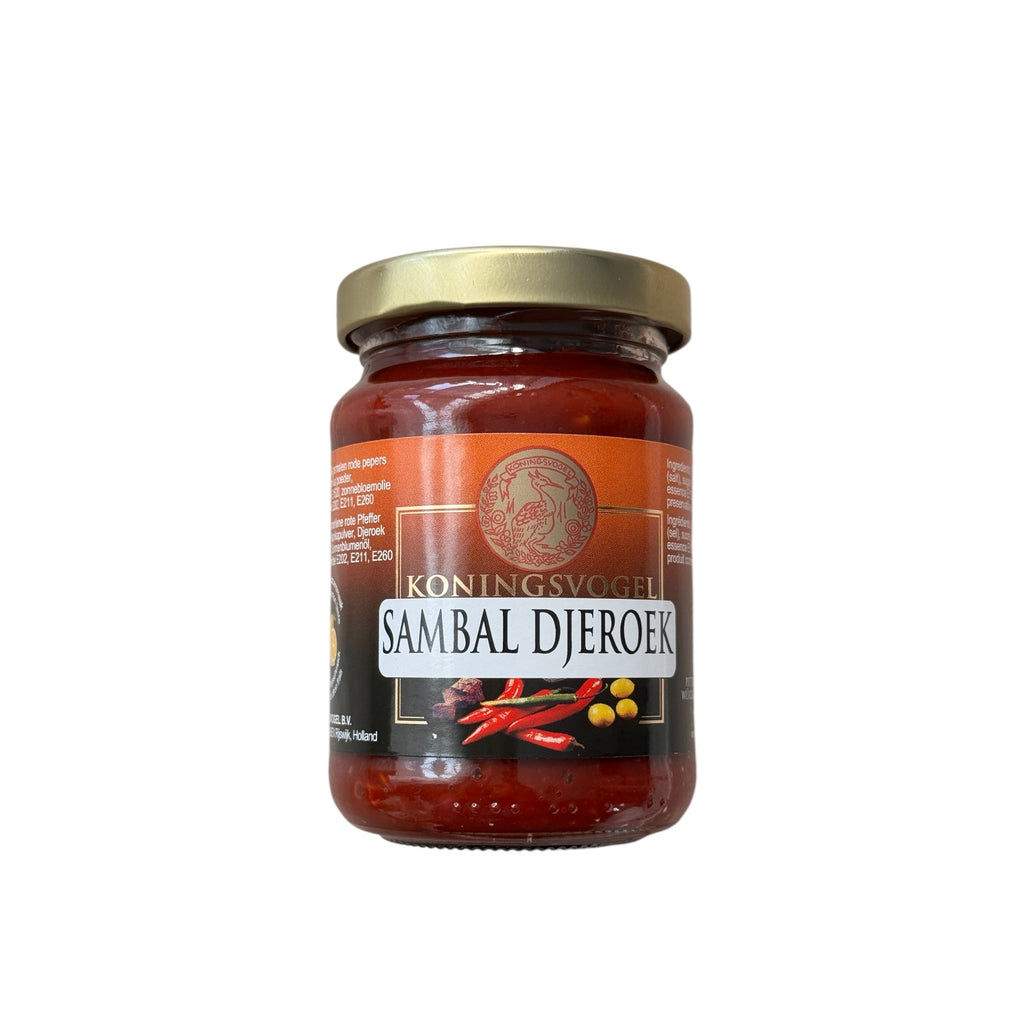 Vanka Kawat Koningsvogel Sambal Jeruk in einem Glas mit roter Sambal, frische Zutaten sichtbar, würzige indische Chilipaste.