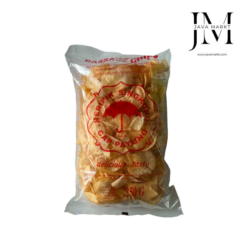 Knusprige scharfe Tapioka-Chips von Oriental Merchant, gebacken mit würziger Kap Payung Würzung, auf weißem Hintergrund.