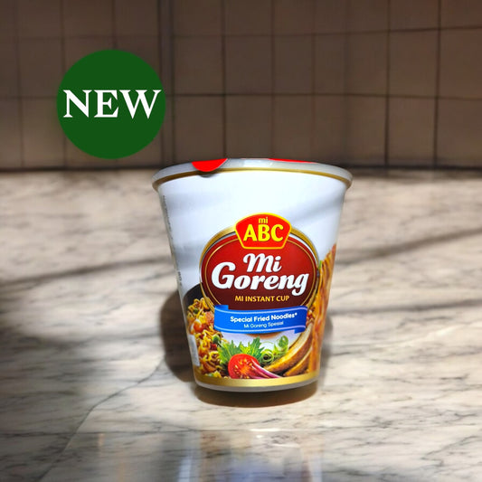 Instant Mie Goreng Spesial von Oriental Merchant in einer Schüssel mit gekochten Nudeln und Gewürzen.