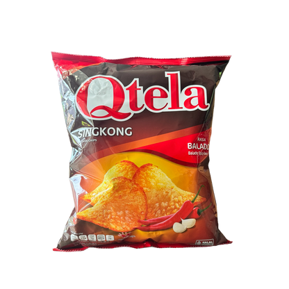 Knusprige, scharfe Tapioka-Chips von Nesia, Qtela Keripik Singkong Pedas, in einer Packung auf einem weißen Hintergrund.