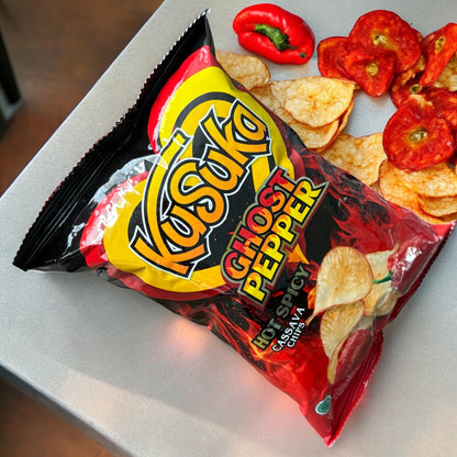 Knusprige Kusuka Keripik Singkong mit scharfem Setan-Chili-Geschmack, Nesia Food, in einer Verpackung auf einem Teller.