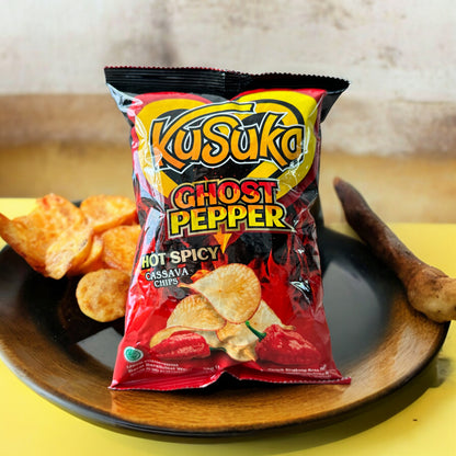 Knusprige Kusuka Keripik Singkong mit scharfem Chilikrazer, Hot Spicy Geschmack von Nesia Food, in einer offenen Tüte.
