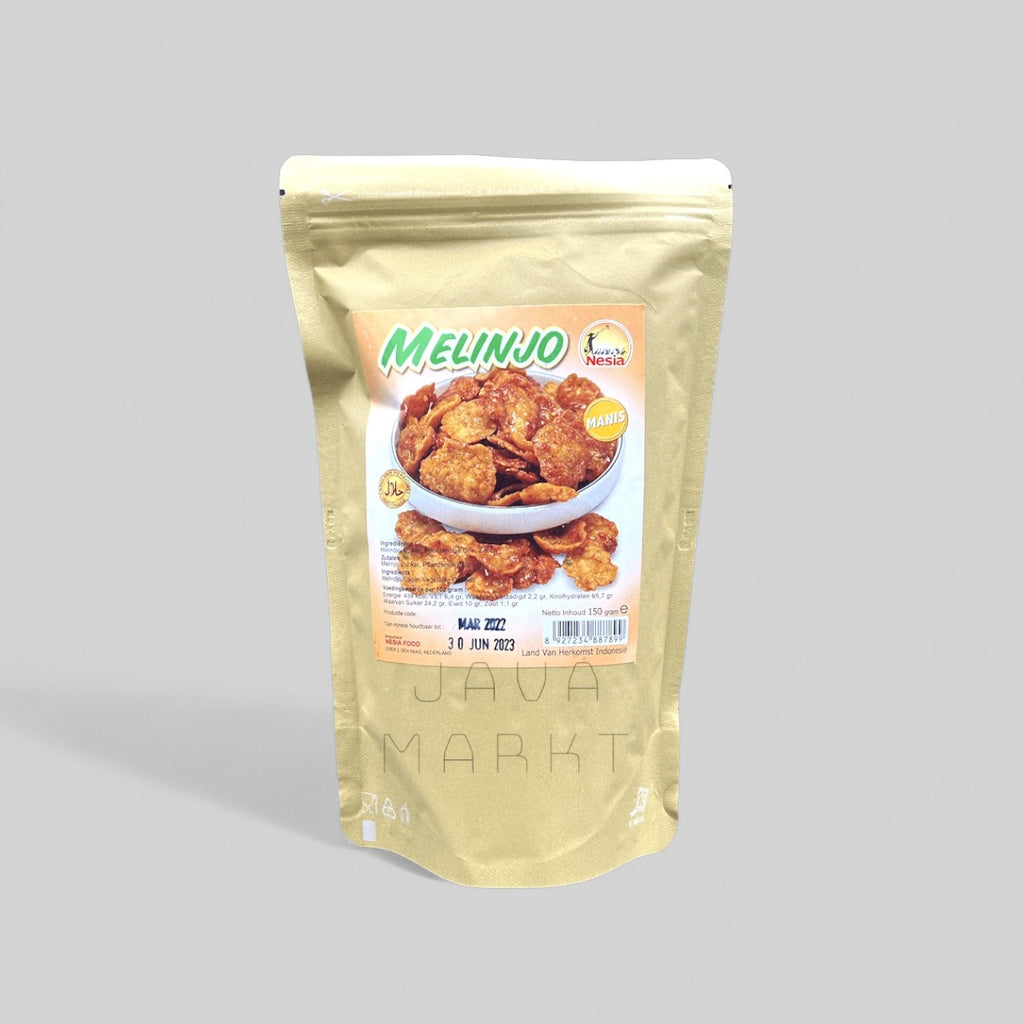 Knusprige, süße Melinjo-Keripik von Nesia, Lebensmittel, Nahaufnahme der goldbraunen Snacks in einer Packung