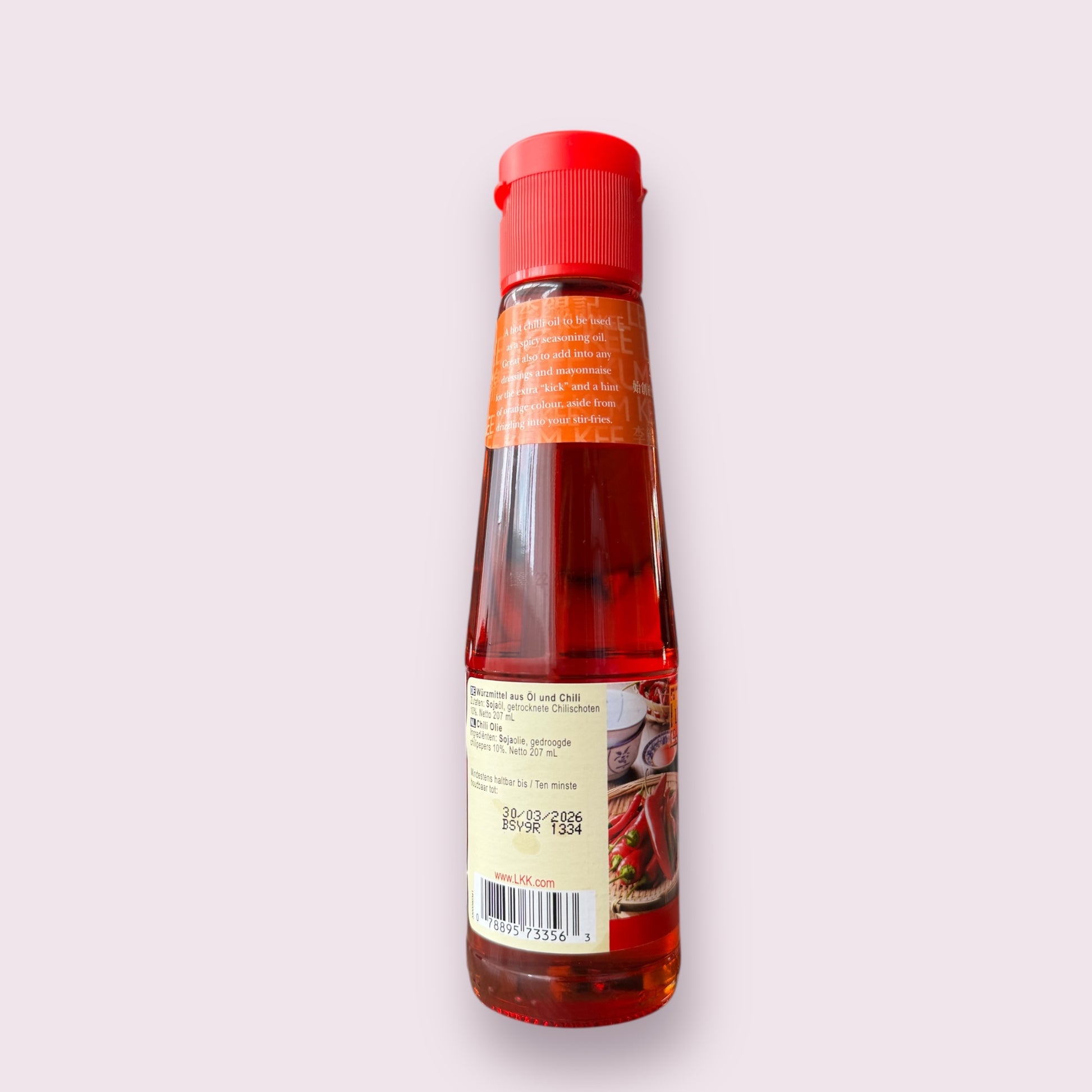 Chiliöl von Lee Kum Kee, scharfe Chilisauce in Flasche, ideal für asiatische Gerichte, auf weißem Hintergrund.