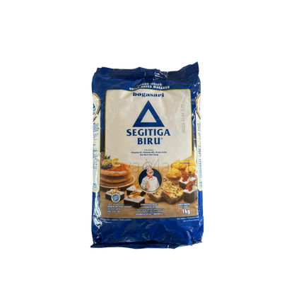 Bogasari Segitiga Biru Koch- und Backzutaten von Nesia Food, Nahaufnahme der Verpackung und Zutaten auf einem Küchentisch