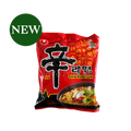 Instant Nudeln Nong Shim Shin Ramyun von Oriental Merchant, dampfend in einer Schüssel mit Gewürzen und frischen Zutaten.
