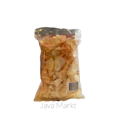 Knusprige Mirasa Keripik Singkong Original von Oriental Merchant, Snack aus Süßkartoffel, in einer offenen Verpackung.