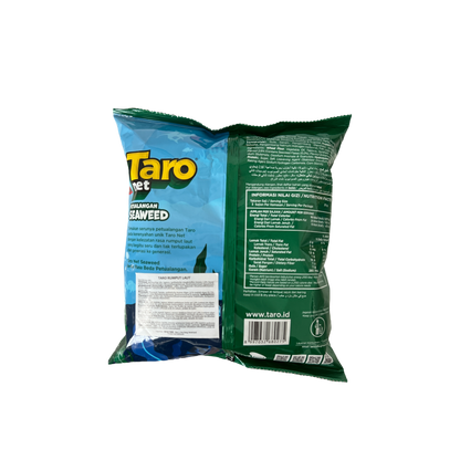 Knusprige Taro Net Rasa Rumput Laut Chips von Nesia Food in einer offenen Verpackung, mit grünen Meeresalgen auf der Oberfläche.