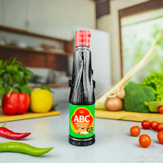 Dunkle ABC Kecap Asin Sojasauce von Oriental Merchant in einer Flasche auf weißem Hintergrund.