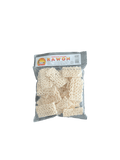 Weiße Kerupuk Rawon Chips von Nesia Food, knusprige indonesische Snacks aus weißem Teig, in einer Schüssel serviert
