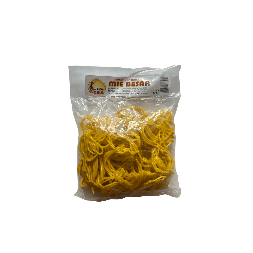 Große Mie-Krupuk von Nesia Food, knuspriges Lebensmittel mit goldener Farbe und luftiger Textur, auf weißem Hintergrund.