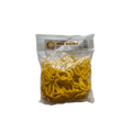 Große Mie-Krupuk von Nesia Food, knuspriges Lebensmittel mit goldener Farbe und luftiger Textur, auf weißem Hintergrund.