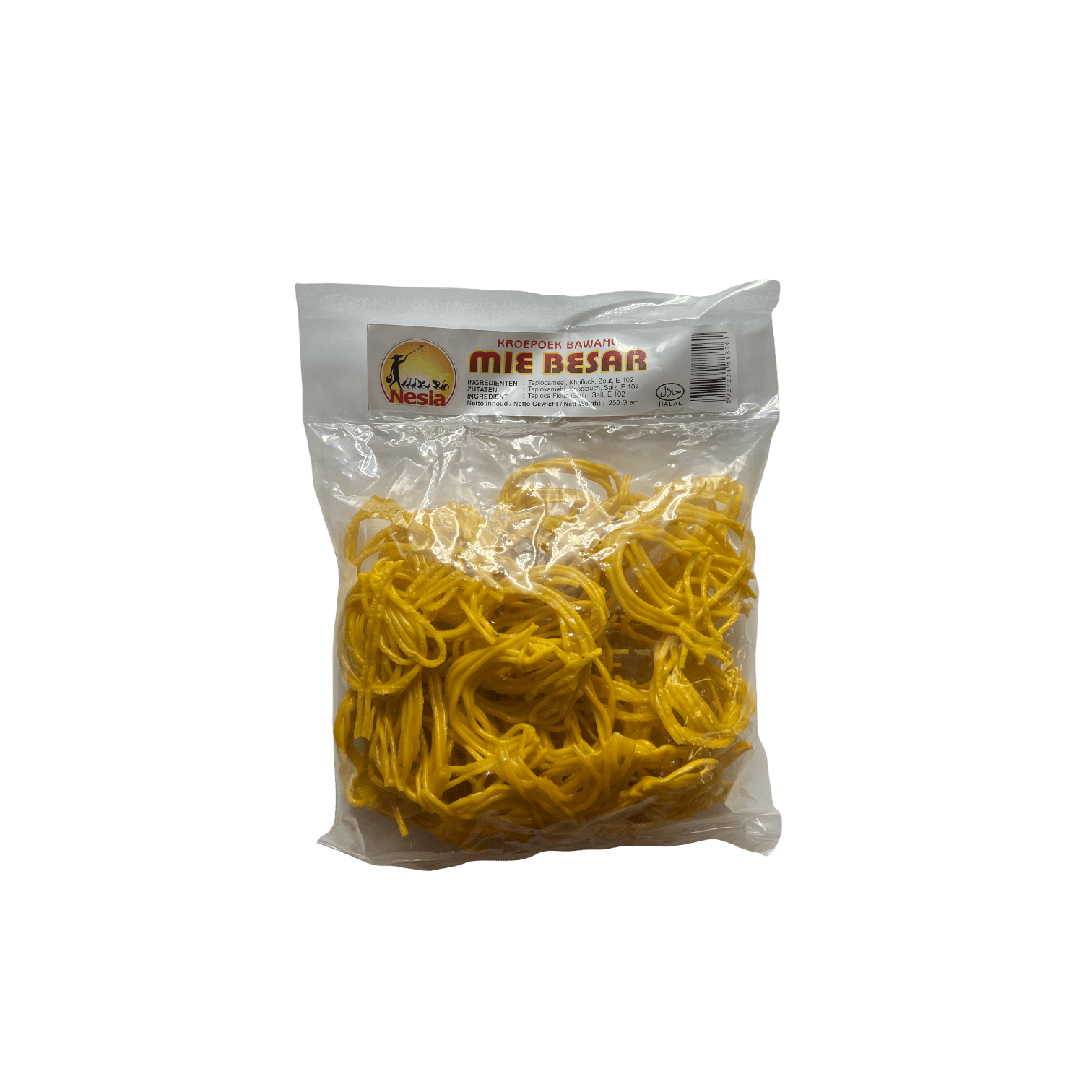 Große Mie-Krupuk von Nesia Food, knuspriges Lebensmittel mit goldener Farbe und luftiger Textur, auf weißem Hintergrund.