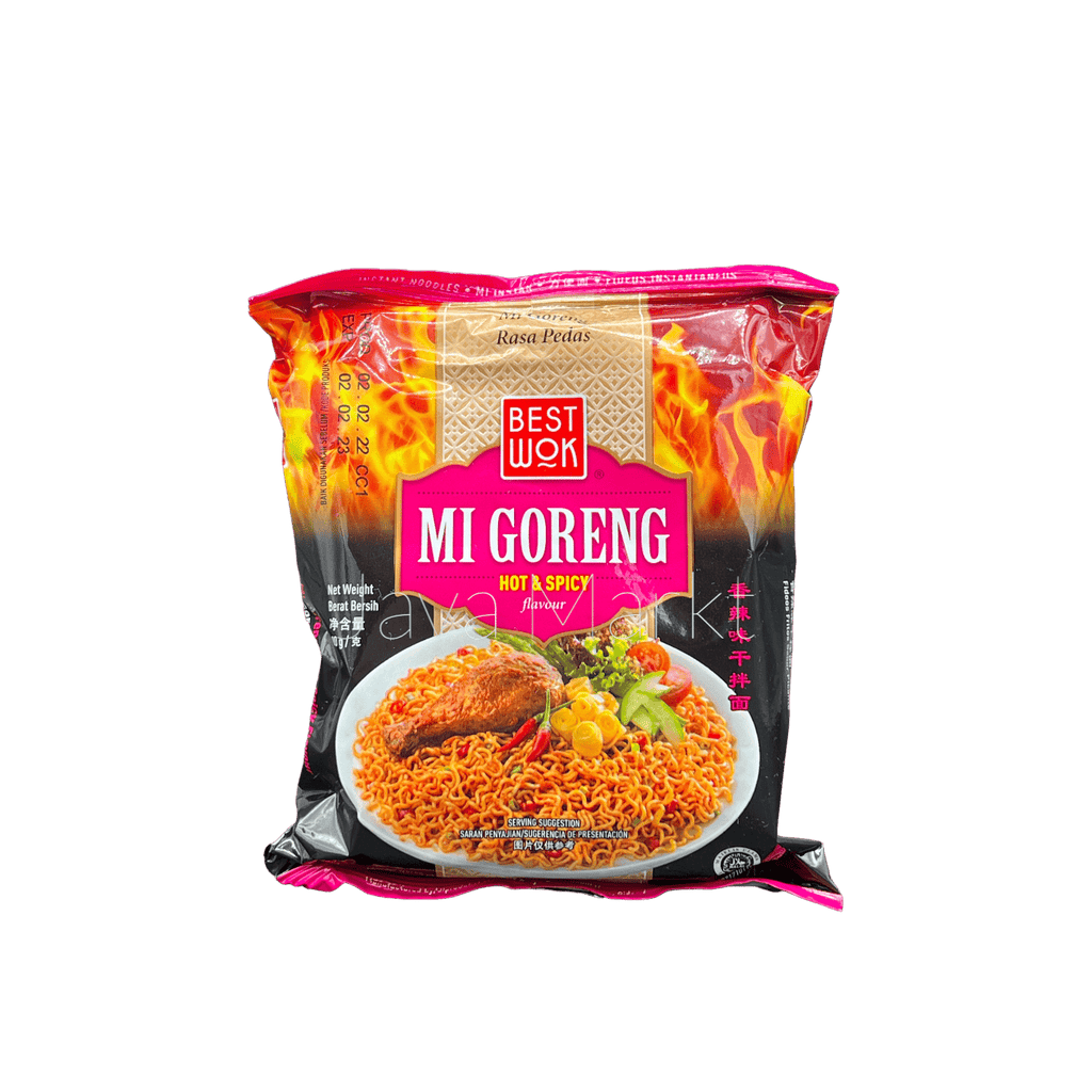 Nesia Food Wok Mie Goreng Hot & Spicy Pasta, goldene Nudeln in Wok, scharf gewürzt, appetitlich auf weißem Hintergrund