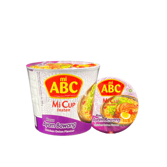 ABC Mi Cup Instant Rasa Ayam Bawang, Pasta & Nudeln von Oriental Merchant in einer befüllten Instant-Nudelpackung.