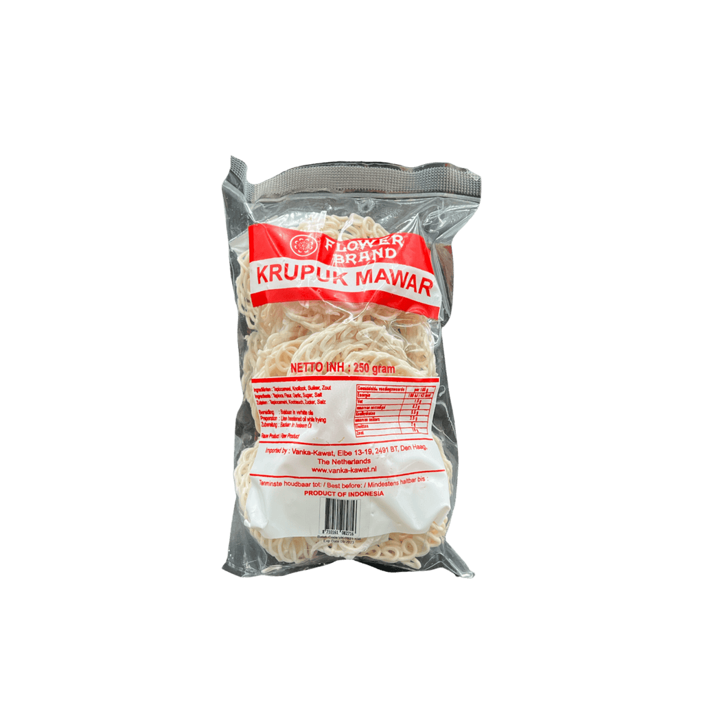 Knusprige Kerupuk Mawar von Flower Brand, Lebensmittel, mit goldener Farbe und luftiger Textur, auf weißem Hintergrund.