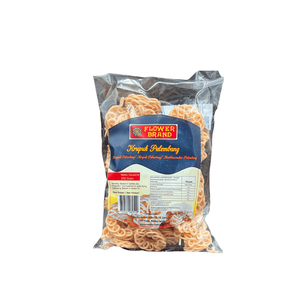 Knusprige Kerupuk Palembang von Vanka Kawat, traditionelle indonesische Lebensmittel in einer Verpackung.